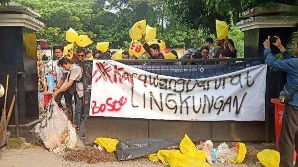 Pengelolaan Lingkungan Hidup Karawang Dinilai Buruk, Mahasiswa Lempar Sampah di Kantor DLH Pengelolaan Lingkungan Hidup Karawang Dinilai Buruk, Mahasiswa Lempar Sampah di Kantor DLH