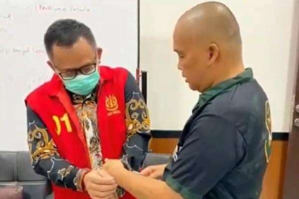 Kadis ESDM jadi Tersangka Korupsi Penjualan Zirkon, Kerugian Negara Rp1,3 Triliun Kadis ESDM jadi Tersangka Korupsi Penjualan Zirkon, Kerugian Negara Rp1,3 Triliun