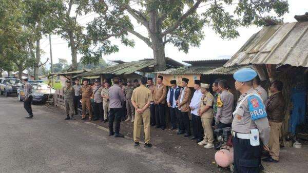 Forkopimcam Banyuresmi Garut Kompak Bongkar Kios Yang Jual Obat Terlarang Forkopimcam Banyuresmi Garut Kompak Bongkar Kios Yang Jual Obat Terlarang