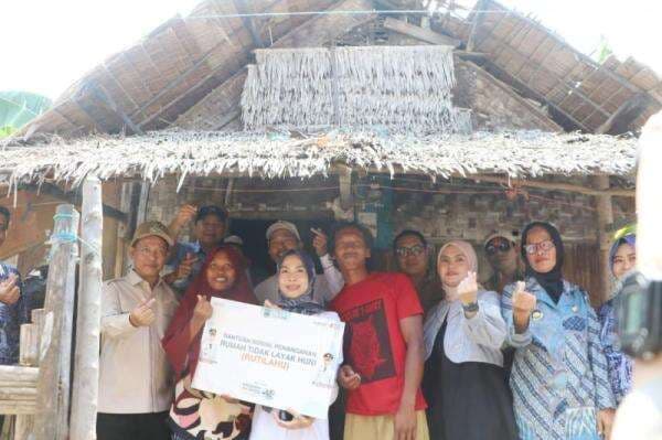 Bupati dan Wabup Serang Salurkan Bantuan untuk Warga Pulau Panjang Bupati dan Wabup Serang Salurkan Bantuan untuk Warga Pulau Panjang