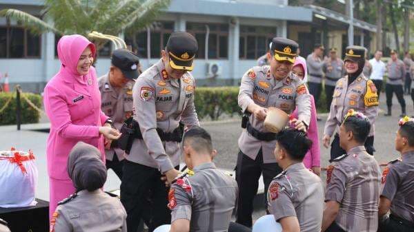Sebanyak 96 Anggota Polres Garut Dapat Kenaikan Pangkat di Awal Tahun 2025 Sebanyak 96 Anggota Polres Garut Dapat Kenaikan Pangkat di Awal Tahun 2025