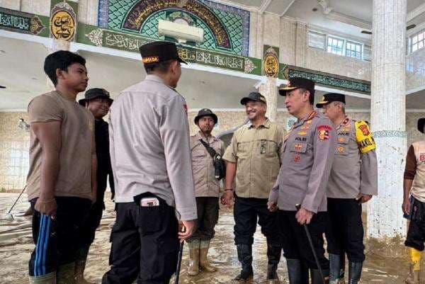 Kapolri Pantau Pembersihan SD-Masjid Terdampak Banjir Aceh Tamiang, 50 Personel Dilibatkan Kapolri Pantau Pembersihan SD-Masjid Terdampak Banjir Aceh Tamiang, 50 Personel Dilibatkan