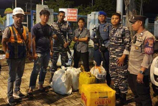 Denpom Lanal Maumere Grebek Truk Ekspedisi, 150 Liter Miras Ilegal Disita Denpom Lanal Maumere Grebek Truk Ekspedisi, 150 Liter Miras Ilegal Disita