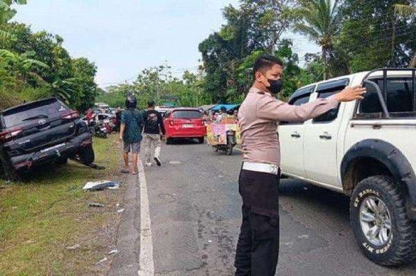 Kronologi Kecelakaan Beruntun di Pringsewu, Mobil Oleng Tabrak 4 Kendaraan Arah Beralawanan Kronologi Kecelakaan Beruntun di Pringsewu, Mobil Oleng Tabrak 4 Kendaraan Arah Beralawanan