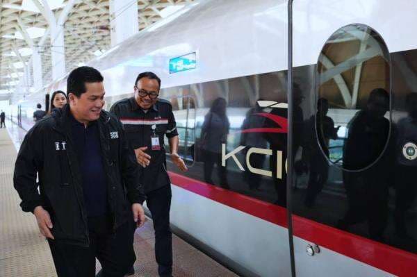 Erick Thohir Naik Whoosh ke Bandung, Beri Dukungan Langsung untuk Timnas Putri Indonesia Erick Thohir Naik Whoosh ke Bandung, Beri Dukungan Langsung untuk Timnas Putri Indonesia