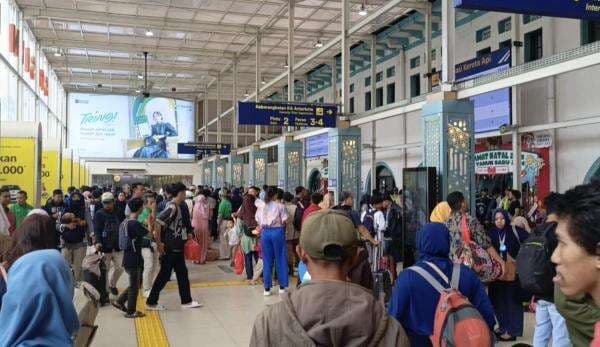 Arus Balik, Masih Banyak Penumpang Berangkat dari Stasiun Pasar Senen Arus Balik, Masih Banyak Penumpang Berangkat dari Stasiun Pasar Senen