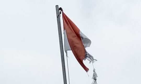 Lusuh dan Robek, Bendera Merah Putih Diduga Sengaja Dikibarkan di Kantor Desa Matagara Tanggerang Lusuh dan Robek, Bendera Merah Putih Diduga Sengaja Dikibarkan di Kantor Desa Matagara Tanggerang