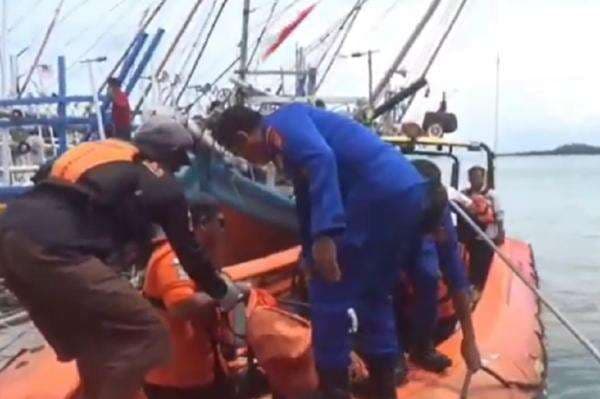 Tim SAR Evakuasi Jasad Pemuda Jambi Diduga Loncat dari Kapal di Selat Sunda Tim SAR Evakuasi Jasad Pemuda Jambi Diduga Loncat dari Kapal di Selat Sunda