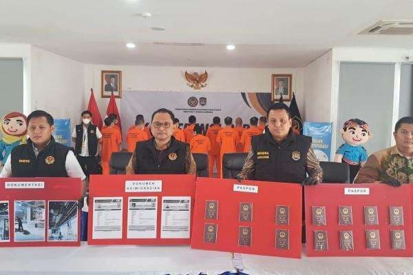 14 WN China Tepergok Jadi Kuli Bangunan di Kelapa Gading, Langgar Izin Tinggal 14 WN China Tepergok Jadi Kuli Bangunan di Kelapa Gading, Langgar Izin Tinggal