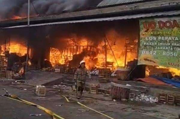 Kebakaran Pasar Induk Kramat Jati Jaktim, 80 Personel Damkar Dikerahkan! Kebakaran Pasar Induk Kramat Jati Jaktim, 80 Personel Damkar Dikerahkan!