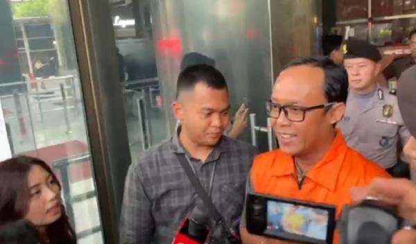 Bupati Lampung Tengah Goda Jurnalis usai Jadi Tersangka KPK: Kamu Cantik Hari Ini Bupati Lampung Tengah Goda Jurnalis usai Jadi Tersangka KPK: Kamu Cantik Hari Ini