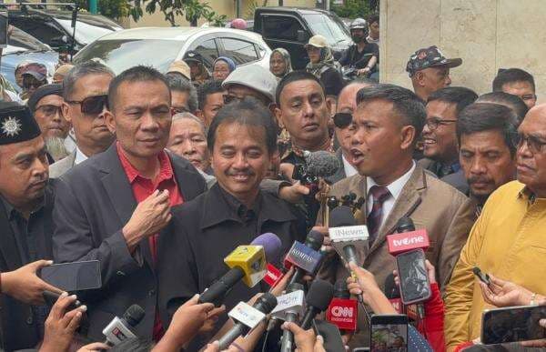 Roy Suryo Cs Tiba di Polda Metro, Siap Diperiksa sebagai Tersangka Kasus Fitnah Ijazah Jokowi Roy Suryo Cs Tiba di Polda Metro, Siap Diperiksa sebagai Tersangka Kasus Fitnah Ijazah Jokowi