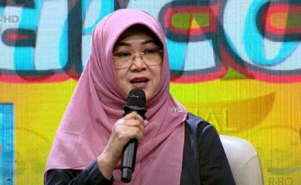 Dokter Tifa Beberkan Alasan Ziarah ke Makam Orang Tua Jokowi di Karanganyar Dokter Tifa Beberkan Alasan Ziarah ke Makam Orang Tua Jokowi di Karanganyar