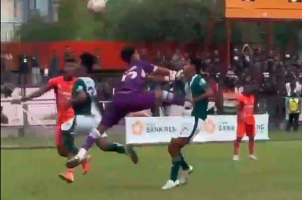 Brutal di Liga 4! Pemain Persikaba Dilarikan ke RS usai Kena Tendangan Kungfu Kiper PSIR Brutal di Liga 4! Pemain Persikaba Dilarikan ke RS usai Kena Tendangan Kungfu Kiper PSIR