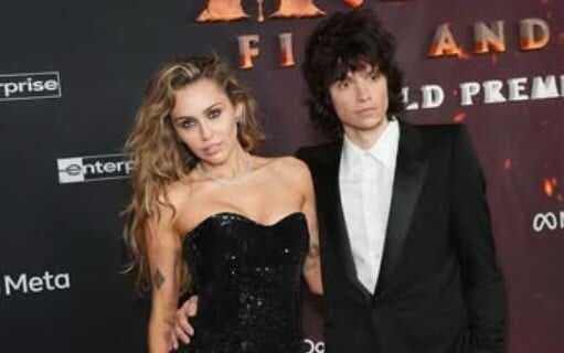 Ketahuan Pakai Cincin, Miley Cyrus Akhirnya Umumkan Sudah Tunangan Ketahuan Pakai Cincin, Miley Cyrus Akhirnya Umumkan Sudah Tunangan