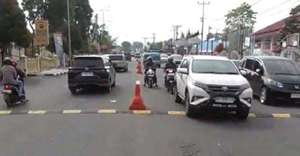 Polisi Tidur di Jalan Bukittinggi Diprotes Warga, Picu Kecelakaan dan Bikin Macet Polisi Tidur di Jalan Bukittinggi Diprotes Warga, Picu Kecelakaan dan Bikin Macet