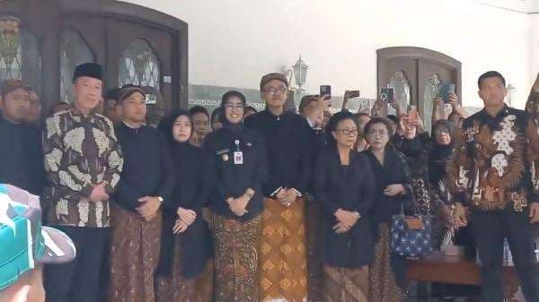 Jokowi Hadiri Prosesi Kirab Jenazah Raja Surakarta Pakubuwono XIII ke Imogiri Jokowi Hadiri Prosesi Kirab Jenazah Raja Surakarta Pakubuwono XIII ke Imogiri