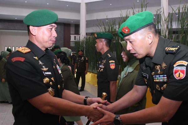 Pangdam IV/Diponegoro Pimpin Sertijab 5 Pejabat Utama, Ini Daftar Namanya Pangdam IV/Diponegoro Pimpin Sertijab 5 Pejabat Utama, Ini Daftar Namanya