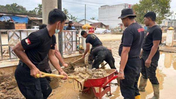 Pascabencana, Polisi Bersama Warga Bersihkan Masjid di Aceh Tamiang Pascabencana, Polisi Bersama Warga Bersihkan Masjid di Aceh Tamiang
