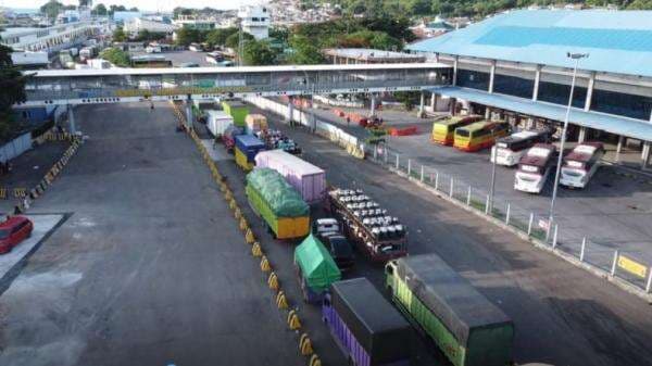 Antrean Truk Mengular di Pintu Masuk Dermaga Pelabuhan Merak Antrean Truk Mengular di Pintu Masuk Dermaga Pelabuhan Merak