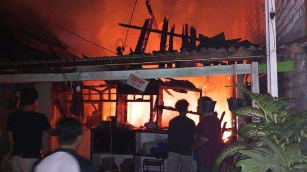 Tabung Gas Bocor, Hanguskan Rumah Warga di Jalan Awikoen Gresik Tabung Gas Bocor, Hanguskan Rumah Warga di Jalan Awikoen Gresik