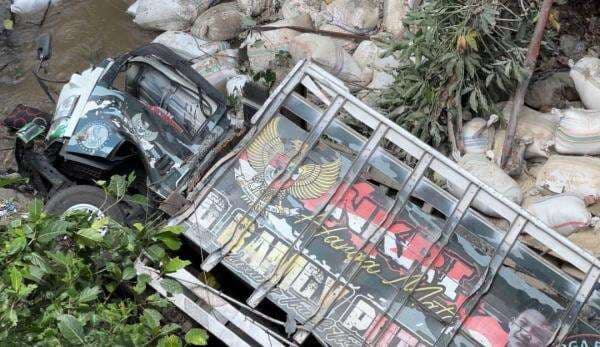 Kecelakaan Truk Angkut Dedak Masuk Jurang di Lombok Tengah, Sopir dan Kernet Kritis Kecelakaan Truk Angkut Dedak Masuk Jurang di Lombok Tengah, Sopir dan Kernet Kritis