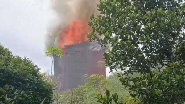 Kebakaran Hebat Hanguskan Bangunan Sarang Walet di Pulang Pisau, Kerugian Ratusan Juta Kebakaran Hebat Hanguskan Bangunan Sarang Walet di Pulang Pisau, Kerugian Ratusan Juta