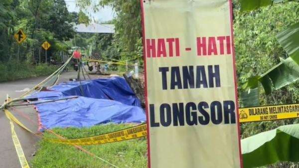 Diguyur Hujan Deras, Jalur Wisata Nongkojajar Gunung Bromo Pasuruan Longsor Diguyur Hujan Deras, Jalur Wisata Nongkojajar Gunung Bromo Pasuruan Longsor