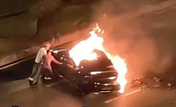 Mobil Listrik Terbakar, Pintu Elektronik Terkunci Makan Korban Jiwa Mobil Listrik Terbakar, Pintu Elektronik Terkunci Makan Korban Jiwa