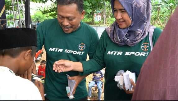 Berbagi Kebahagiaan, Komunitas Sopir Angkot MTR Sport Santuni Anak Yatim di Pantai Carita Berbagi Kebahagiaan, Komunitas Sopir Angkot MTR Sport Santuni Anak Yatim di Pantai Carita