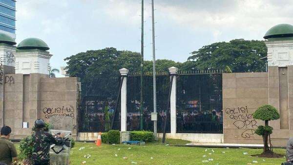Massa Coba Robohkan Pagar Gedung DPR dengan Truk, Polisi Kerahkan Water Cannon Massa Coba Robohkan Pagar Gedung DPR dengan Truk, Polisi Kerahkan Water Cannon