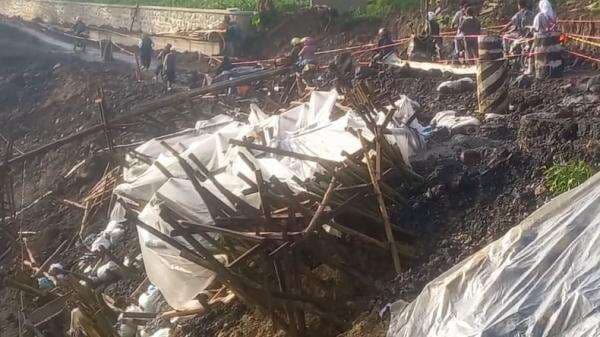 Usai Diguyur Hujan Deras, Jalan Penghubung di Majalengka Ambles Usai Diguyur Hujan Deras, Jalan Penghubung di Majalengka Ambles