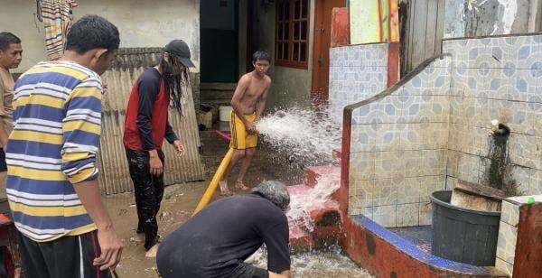 Banjir di Kebon Pala Surut, Warga Bergotong Royong Bersihkan Rumah Banjir di Kebon Pala Surut, Warga Bergotong Royong Bersihkan Rumah