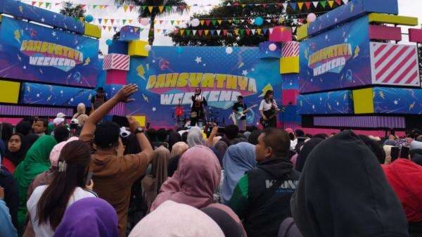 Pecah, Band Kotak Guncang Dasyat Weekend Garut di Lapangan Makorem 062 Tarumanegara Pecah, Band Kotak Guncang Dasyat Weekend Garut di Lapangan Makorem 062 Tarumanegara