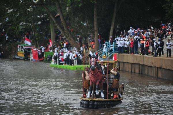43 Perahu dari Botol Plastik Ramaikan Hari Sungai Sedunia di Kali Ciliwung 43 Perahu dari Botol Plastik Ramaikan Hari Sungai Sedunia di Kali Ciliwung