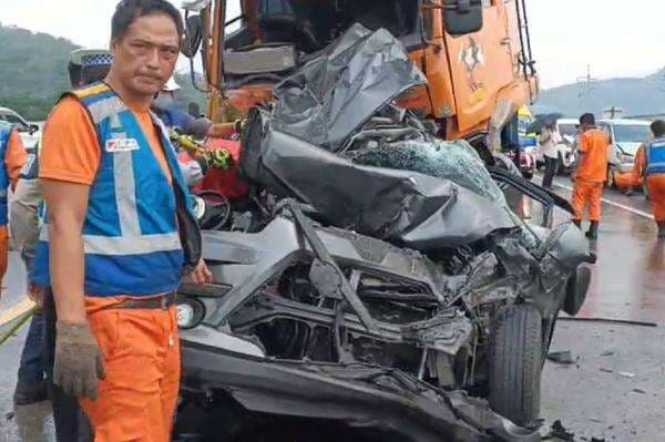 Penampakan Mobil Ringsek Imbas Kecelakaan Beruntun Tewaskan 1 Orang di Tol Cipularang Penampakan Mobil Ringsek Imbas Kecelakaan Beruntun Tewaskan 1 Orang di Tol Cipularang