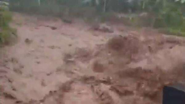 Detik-Detik Menegangkan Banjir Berlumpur dari Lereng Gunung Argopuro Meluncur Deras Detik-Detik Menegangkan Banjir Berlumpur dari Lereng Gunung Argopuro Meluncur Deras
