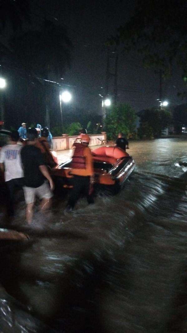 Petugas BPBD Kabupaten Bogor dan Karang Taruna Klapanunggal Bersama Evakuasi Warga Terjebak Banjir Petugas BPBD Kabupaten Bogor dan Karang Taruna Klapanunggal Bersama Evakuasi Warga Terjebak Banjir