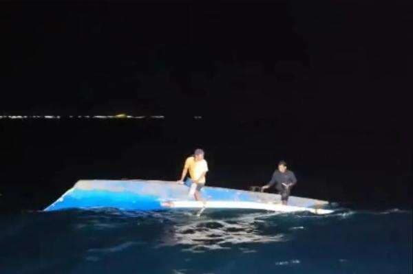 Perahu Terbalik Dihantam Ombak, 2 Nelayan Kolaka Utara Diselamatkan Polisi Perahu Terbalik Dihantam Ombak, 2 Nelayan Kolaka Utara Diselamatkan Polisi