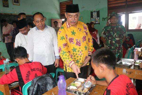 Sidak Dapur SPPG, Bursah Zarnubi: Makanan Harus Bergizi dan Tidak Basi! Sidak Dapur SPPG, Bursah Zarnubi: Makanan Harus Bergizi dan Tidak Basi!