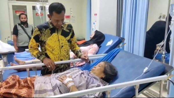 Jenguk Korban Luka Majlis Taklim Ambruk, Wabup Bogor Pastikan Penanganan Medis dan Biaya RS Jenguk Korban Luka Majlis Taklim Ambruk, Wabup Bogor Pastikan Penanganan Medis dan Biaya RS