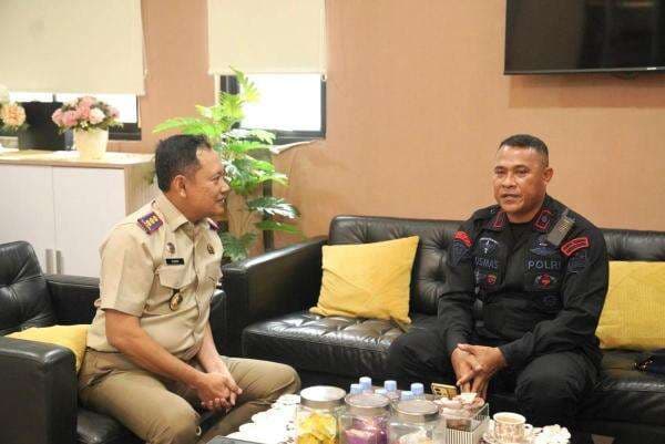 Sosok Brimob Dalam Mobil Rantis yang Melindas Ojol Ternyata Tak Asing Bagi Pejabat Ini di Karawang Sosok Brimob Dalam Mobil Rantis yang Melindas Ojol Ternyata Tak Asing Bagi Pejabat Ini di Karawang