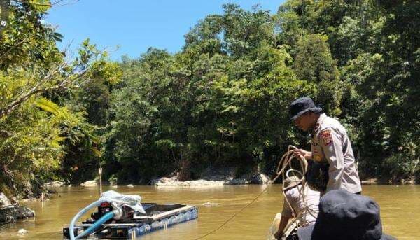 Polisi Gerebek Penambangan Emas Ilegal di Sungai Setingkat Riau, 7 Rakit Isap Disita Polisi Gerebek Penambangan Emas Ilegal di Sungai Setingkat Riau, 7 Rakit Isap Disita