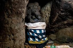 9 Peninggalan Kerajaan Bali, Nomor 8 Makam Kuno Berukir Patung Ganesha