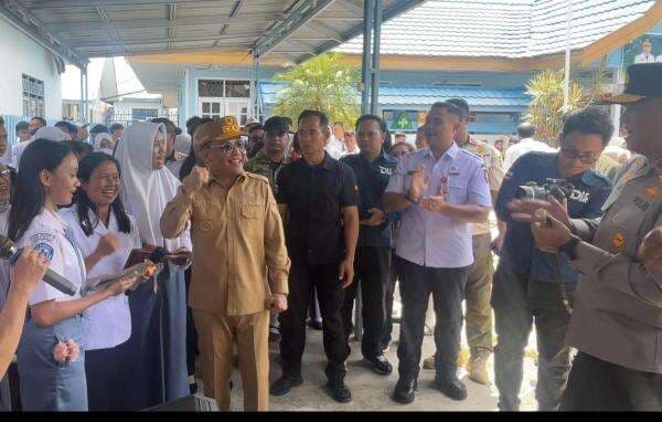 Gubernur Kalteng Agustiar Sabran Motivasi Pelajar di Kapuas: Terus Belajar, Raih Cita-cita! Gubernur Kalteng Agustiar Sabran Motivasi Pelajar di Kapuas: Terus Belajar, Raih Cita-cita!