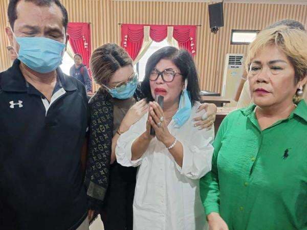 Farida Felix Ibu Abraham Pembunuh Satpam Septian: Saya Mau Berlutut di Hadapan Orangtua dan Istrinya Farida Felix Ibu Abraham Pembunuh Satpam Septian: Saya Mau Berlutut di Hadapan Orangtua dan Istrinya