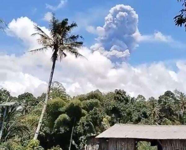 Gunung Raung Erupsi, Kepulan Asap Hitam Muncul Setinggi 2.000 Meter, Wisatawan Tak Boleh Mendekat Gunung Raung Erupsi, Kepulan Asap Hitam Muncul Setinggi 2.000 Meter, Wisatawan Tak Boleh Mendekat