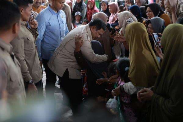 Prabowo ke Pengungsi Banjir Aceh: Saya Tak Punya Tongkat Nabi Musa, tapi akan Kerja Keras Prabowo ke Pengungsi Banjir Aceh: Saya Tak Punya Tongkat Nabi Musa, tapi akan Kerja Keras