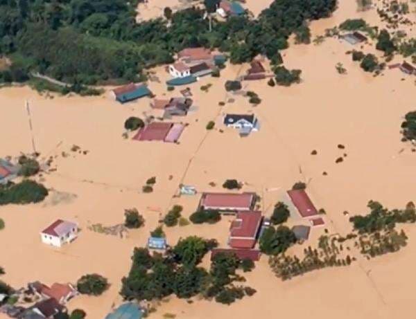Hujan Deras dan Banjir Tewaskan Setidaknya 41 Orang di Vietnam Hujan Deras dan Banjir Tewaskan Setidaknya 41 Orang di Vietnam