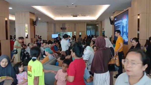 Pasien RS Siloam Manado Dievakuasi akibat Guncangan Gempa Magnitudo 7,7 Pasien RS Siloam Manado Dievakuasi akibat Guncangan Gempa Magnitudo 7,7